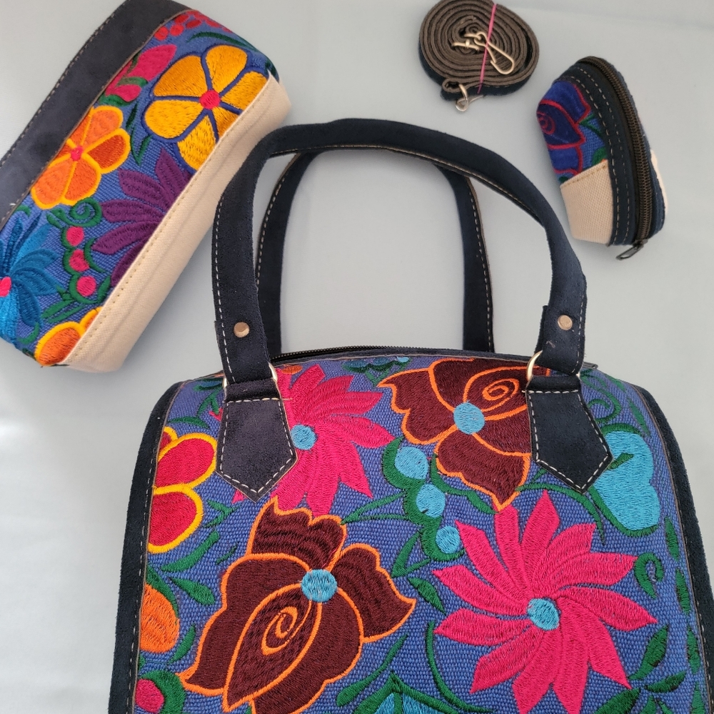 Handbags - Picture 3 of 4